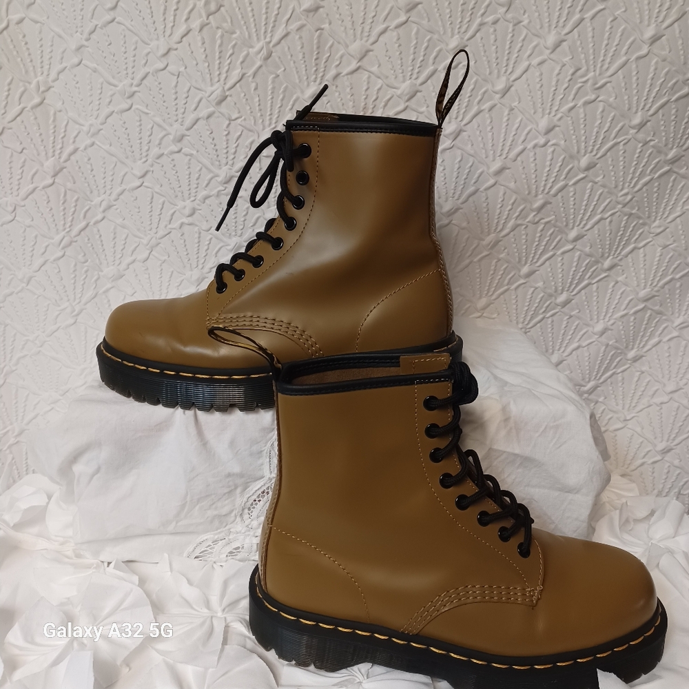 Dr. Martens Women SZ 8 Black and Brown Boots look at the photos there are detail - Picture 3 of 15